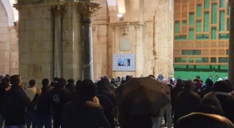 Ratusan Warga ‘Subuh Al-Isra’ Berjamaah di Al-Aqsa