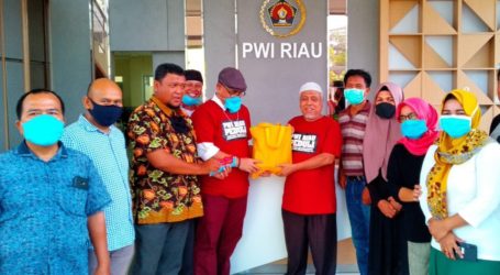 PWI dan SPS Riau Berikan Paket Sembako Kepada 100 Reporter