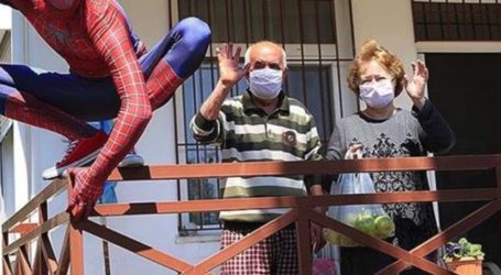 Relawan Berseragam Spiderman Bantu Warga Turki di Tengah Virus