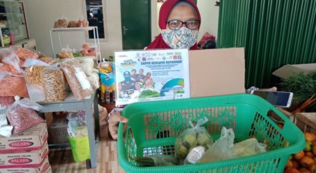Ibu-Ibu Gang Pinang Langkapura Baru Sedekah dari Belanjaan Sayuran