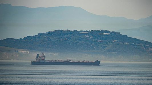 Kapal tanker Clavel milik Iran berada di perairan Gibraltar, 20 Mei 2020. (Foto: Marcos Moreno/AP)
