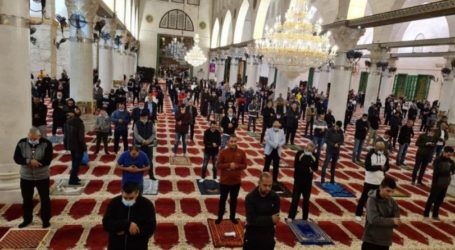 Ribuan Warga Shalat Subuh Berjamaah di Al-Aqsa