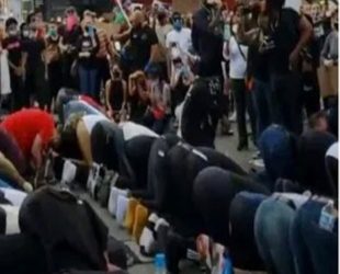 Demonstran Muslim Sholat Berjamaah di Tengah Aksi Protes di AS