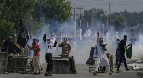 Pasukan India Bunuh 9 Pejuang Kashmir, Sejumlah Warga Protes