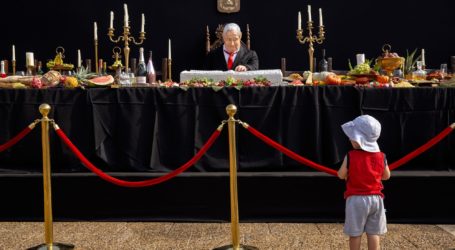 Artis Israel Sindir Netanyahu Dengan Patung di Meja Hidangan