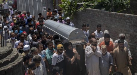 Foto Balita Kashmir Duduk di Atas Mayat Kakeknya Picu Kemarahan
