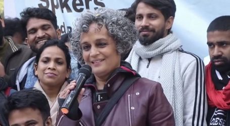 Novelis Arundhati Roy: Situasi di India Mendekati Genosida