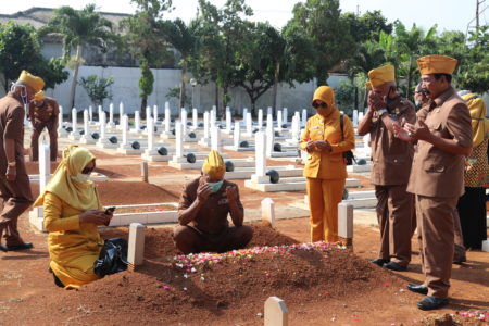 Prosesi Tabur Bunga dan Doa dalam acara peringatan Hari Veteran Nasional (HVN) RI di Taman Makam Pahlawan (TMP) Tanjungkarang, Bandar Lampung, Lampung, Senin (10/8).