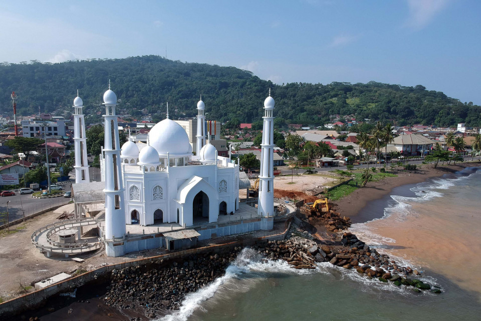 Masjid Al Hakim, Rumah Ibadah di Pinggiran Pantai Padang
