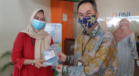 Hari Batik Nasional, BNI Syariah Bagikan Ribuan Masker Batik