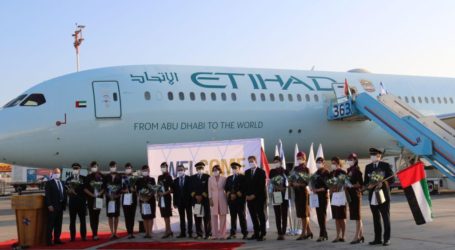 Penerbangan Komersial Pertama UEA Mendarat di Israel