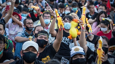 Ribuan Pengunjuk Rasa Thailand Minta Raja Serahkan Kendali Kekayaan Kerajaan