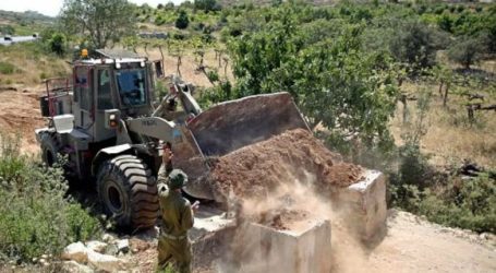 Israel Tutup Jalan Pertanian Palestina dengan Batu dan Kotoran