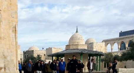 Pemukim-Pemukim Yahudi Dipimpin Teroris Yehuda Etzion Cemari Masjidil Aqsa