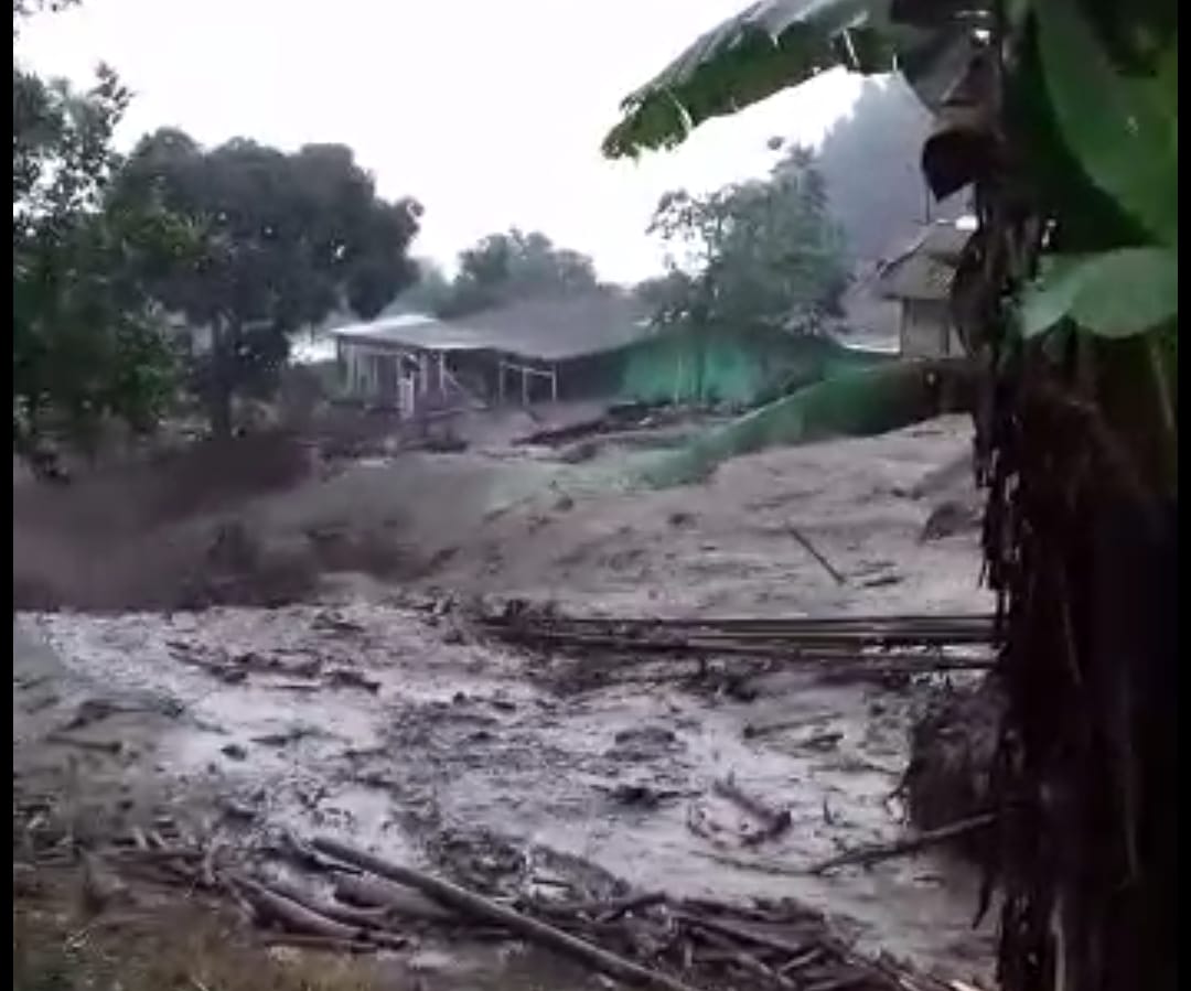 Banjir Bandang Terjang Cisarua Puncak Bogor