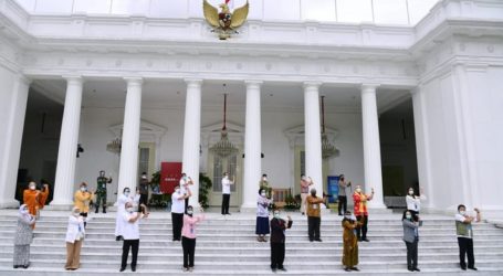 Penerima-Penerima Vaksin COVID-19 Perdana Bersama Presiden Jokowi
