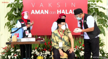Sekjen MUI Ikut Vaksinasi Perdana di Istana Negara