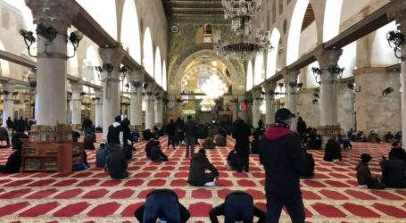 Meski Cuaca Dingin Ribuan Muslim Shalat Subuh Jumat di Al-Aqsa