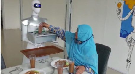 Santri Diniyah Putri Kembangkan Robot Pelayan Cafe