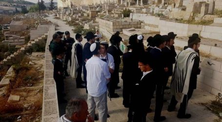 Gerombolan Pemukim Israel Nodai Pemakaman Muslim di Bab Al-Rahma