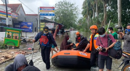 UAR, BPBD Kota Tanggerang Lakukan Evakuasi Korban Banjir