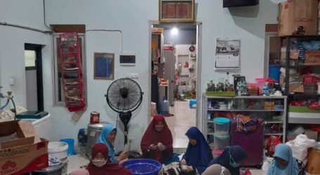 DKM Masjid Baitul Muttaqin Bekasi Sedekah Nasi Bungkus Untuk Korban Banjir