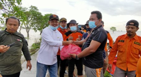 UAR-Relawan Grebek Distribusi 1500 Nasi Bungkus Korban Bagi Banjir