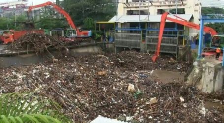 Sebanyak 338 Meter Kubik Sampah Banjir di Jakarta Berhasil Dibersihkan