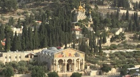 Pemukim Israel Tertangkap Kamera Sedang Menyerang Sebuah Gereja di Yerusalem