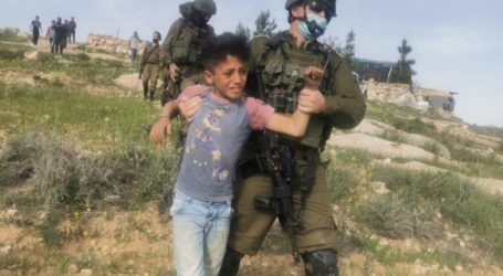 Israel Tangkap Anak-Anak Palestina Sedang Memetik Bunga