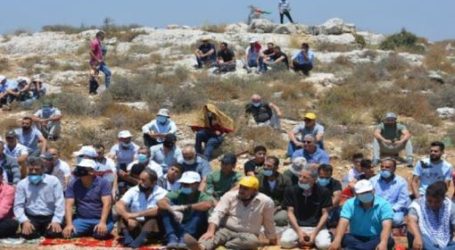 Warga Palestina Gelar Shalat Jumat di Tanah Terancam Dirampas Israel