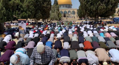 50 Ribu Warga Palestina Sholat Jumat di Masjid Al-Aqsa