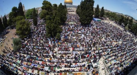 70 Ribu Jamaah Muslim Palestina Sholat Jumat di Al-Aqsa