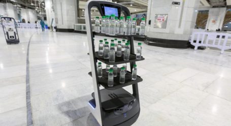 Saudi Sediakan Robot Untuk Bagikan Air Zamzam Kepada Jamaah Haji