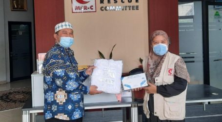 MER-C Serahkan Bantuan 10 Paket APD untuk Pengurus Masjid Jami Nurussalam