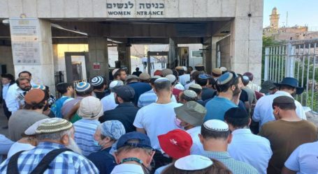 Polisi dan Ekstrimis Yahudi Israel Serbu Al-Aqsa, Serang Jamaah Masjid