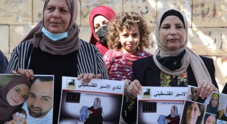Tuntut Bebaskan Tahanan Hamil, Warga Palestina Unjuk Rasa