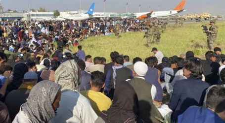 Pemeriksaan di Luar Bandara Kabul Perlambat Evakuasi