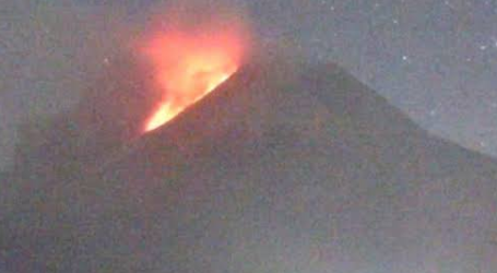 Gunung Merapi Daerah Istimewa Yogyakarta Semburkan Empat Kali Awan Panas