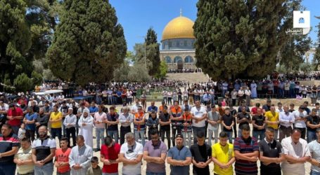 Sebanyak 50.000 Warga Palestina Sholat Jumat di Masjid Al-Aqsa