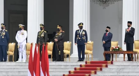 Jokowi Pimpin Upacara Peringatan HUT TNI Ke-76 di Istana Merdeka