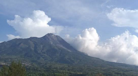 Merapi Perbatasan Yogyakarta, Lima Kali Luncurkan Lava Pijar Sejauh 1,8 Km