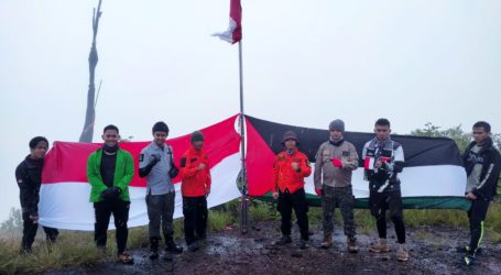 Meski Hujan dan Angin Kencang, AWG Tetap Kibarkan Bendera Indonesia dan Palestina di Puncak Seminung Lampung