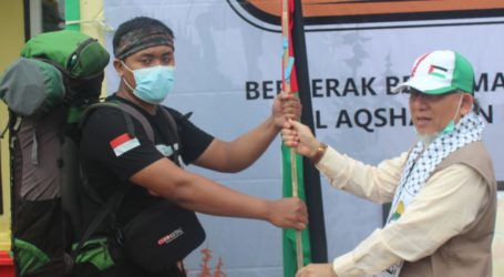 Imaam Serahkan Bendera Indonesia dan Palestina untuk Dikibarkan di Puncak Galunggung