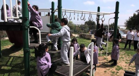 Pemukim Ilegal Israel Berusaha Hancurkan Tempat Bermain Anak di Hebron