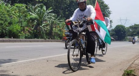 Peserta Gowes Al-Aqsa Kibarkan Bendera Indonesia dan Palestina di Jalan Pantura