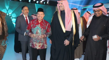 Ridwan Kamil Terima Penghargaan Kolektif Arsitektur Masjid di Madinah