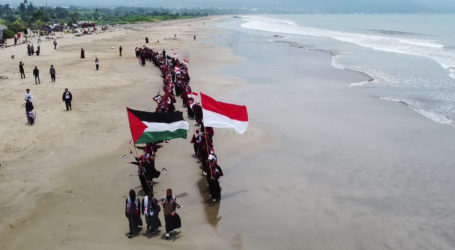 Aksi Pengibaran Bendera Palestina, Indonesia di Pantai Kedu Warna Kalianda, Lampung