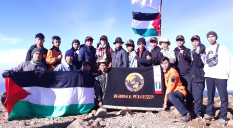 Catatan Perjalanan Pendakian ke Puncak Gunung Dempo, Kibarkan Bendera Palestina