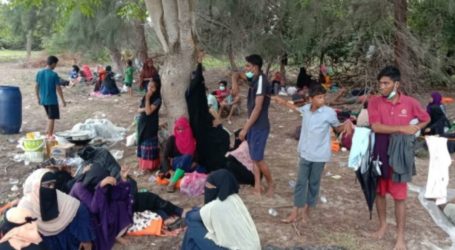 Makanan dan Perlengkapan Ibadah untuk Pengungsi Rohingya di Aceh
